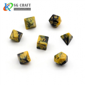 BLACK AND YELLOW MIXED PLASTIC DICE SET